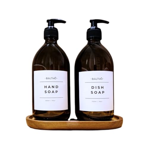 BALTHŌ - Dispensador de baño y Cocina de Cristal Ámbar (2 Unidades), 500ml,Bomba dosificadora, Soporte de Madera. 4 Etiquetas Autoadhesivas de diseño (Hand Soap),(Dish Soap),(Gel Shower),(Shampoo).