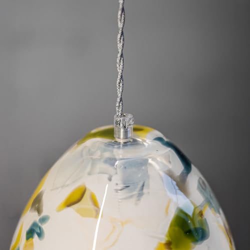 Pendentif lampe space II au-dessus de la table à manger chic
