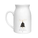 Cadeau de Noël personnalisé pour nounou Message “Joyeux Noël Nounou” avec prénom de l’enfant — une attention unique et touchante pour la fin d’année. Design de Noël élégant Illustration sapin et typographie dorée & noire pour un rendu festif et moderne. Multi-usage au quotidien Peut être utilisé comme pot à lait, vase à fleurs, pot à ustensiles ou élément décoratif. Durable et facile à entretenir Céramique blanche de qualité — Compatible lave-vaisselle (micro-ondes non recommandé). Idée cadeau prête à offrir Parfait pour Noël, remerciement de fin d’année, ou cadeau de départ chez la nounou.