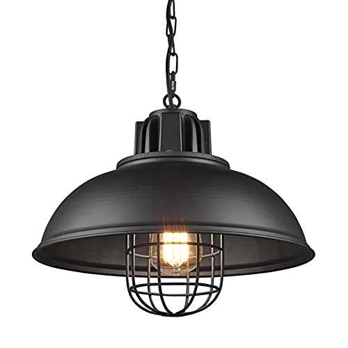Suspension fer forgé de style lustre de campagne avec abat-jour noir pour un intérieur raffiné
