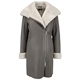 Hergestellt aus bayerischen Merino Lammfellen, bietet dieser Mantel ein angenehm leichtes Tragegefühl, das sowohl Komfort als auch Stil vereint. Die großzügige Kapuze schützt Sie zusätzlich vor Wind und eisigen Temperaturen, während die Ärmelenden bei Bedarf umgekrempelt werden können, um optimalen Schutz und Flexibilität zu gewährleisten.