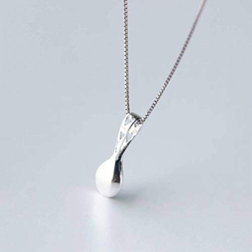 Collier argenté courte chaîne de clavicule : le bijou léger qui ne gêne jamais