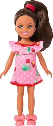 Barbie Club Chelsea Lula, muñeca pequeña de 15,24cm con Pelo castaño, Vestido extraíble con Estampado de Cerezas y Sandalias, JJB35