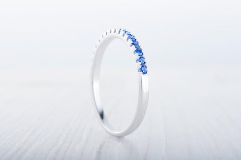 Bague d'éternité saphir bleu en argent 925 avec diamants pavés d'exception