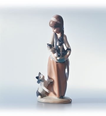 Amazon.com: Lladro Following Her Cats Figurine