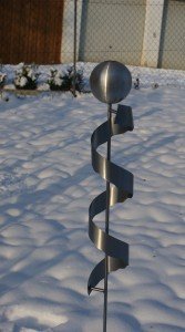 Edelstahl Stab, Gartendeko „Marta“, 120 cm, mit 1 gebürsteten Edelstahlkugel und Edelstahlspirale. Gartenstecker, Gartenstab aus Edelstahl für draußen, handgefertigt. -