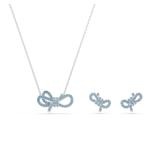 Questo elegante set di gioielli combina un pendente con un paio di orecchini a buco, ciascuno realizzato con placcatura rodio e impreziosito da una silhouette annodata di cristalli blu