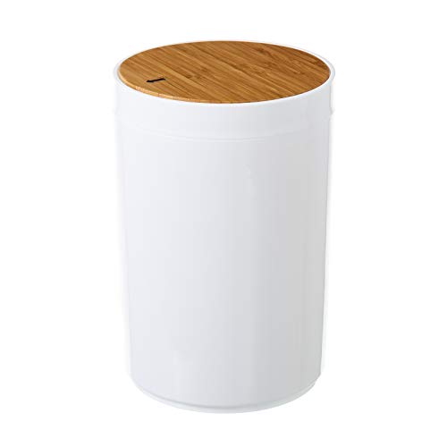 LOLAhome Papelera de baño con tapa basculante de 5L - Cubo de basura con tapa basculante de bambú para baño, aseo y oficina de 18 cm de diámetro y 28 cm de alto (Blanco liso)