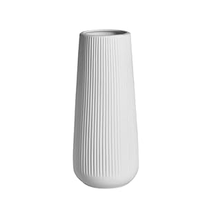 AVENDO Weiße Keramik Vase – Moderne Designvase in edlem Mattweiß und zeitlosem matt-rauem Finish, geriffelte Vase für Wohnzimmer Deko, Blumenvase 20cm, Deko Aesthetic (konisch)