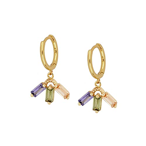 Boucles d'oreilles pendantes contre les lobes nus et ternes