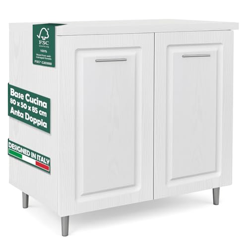 Il mobiletto che funge da base da cucina ha un design unico nel suo genere grazie alle due ante apribili con design Boiserie incavato ed al ripiano che forma due deliziosi scomparti spaziosi e comodi da usare.