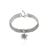 Elastisches Halsband aus Samt mit einem Edelweiß-Anhänger und kleinen Kristallen. Das Kropfband und die Kristalle gibt es in unglaublich vielen Farben und das elastische Band passt sich jedem Hals genau an.