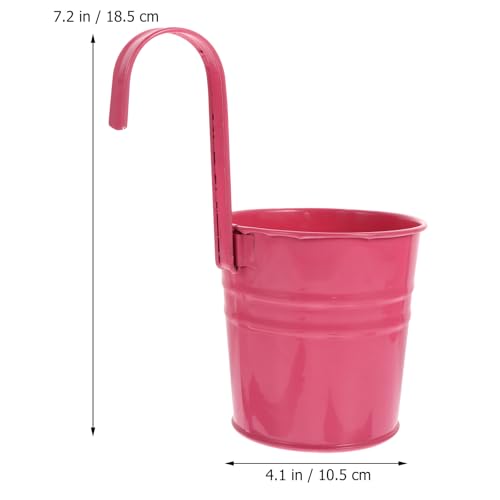 Pots de fleurs suspendus en fer pour optimiser un petit balcon