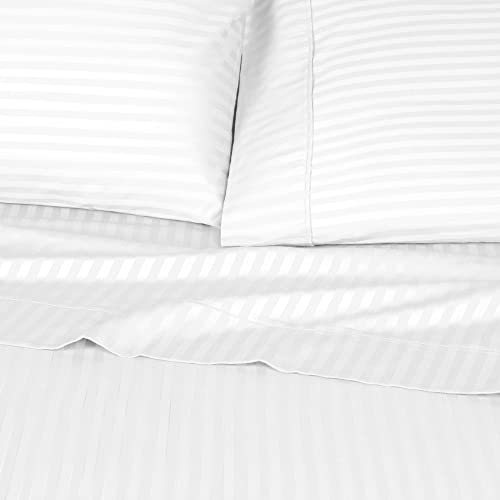 Linge de lit à rayures satinées blanc pour une chambre style hôtel