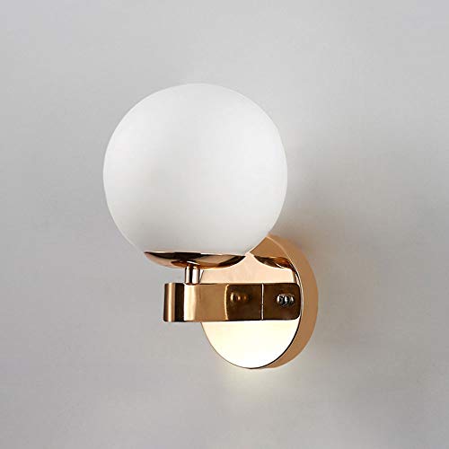Lampe murale en métal dorée pour créer un coin lecture apaisant
