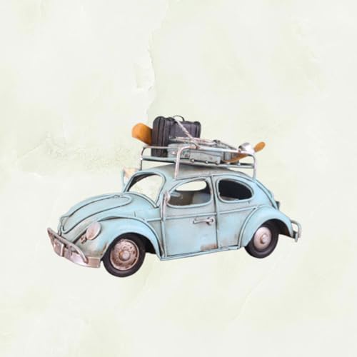 Voiture vintage en fer bleu ciel comme accessoire décoration intérieure
