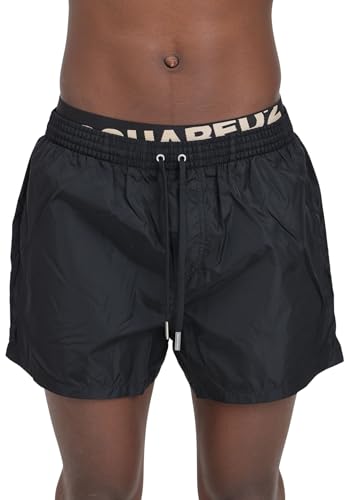 DSQUARED2 Shorts mare da uomo neri con fascia logata elastica in vita, con logo in beige. Elastico con coulisse e cordini neri. Tasche laterali. Fodera slip intera. Il modello è alto 187 cm e indossa una taglia 48. Si consiglia un lavaggio a mano. Collezione primavera estate