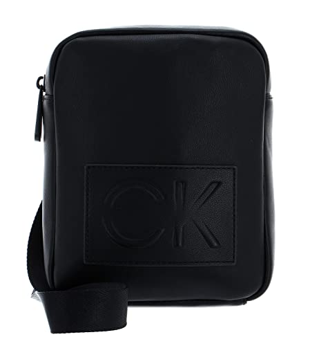 Questo elegante Calvin Klein borsa in un formato compatto è un grande begeliter di tutti i giorni, che è un punto culminante per ogni look con il suo design sportivo. Grazie alla tracolla regolabile, puoi facilmente adattare il borsa alla tua taglia. Dimensioni: 17 x 22 x 7 cm