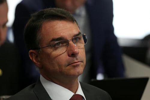 TJDFT suspende ordem para Fl&aacute;vio Bolsonaro apagar post contra o PT