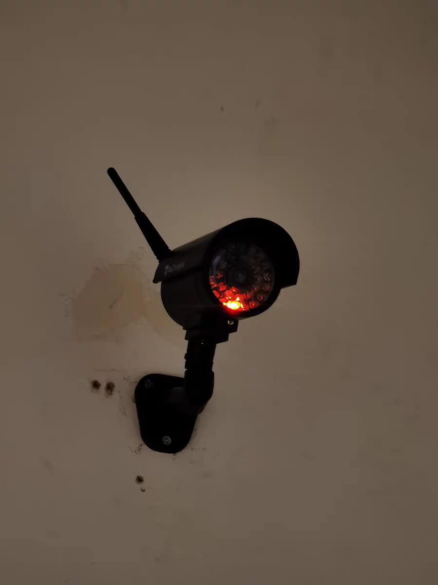 Othmro Sztuczna kamera bezpieczeństwa zasilana energią słoneczną atrapa system monitoringu CCTV, naklejka do domu na zewnątrz wewnątrz czarna 4 szt