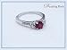 Imagen de Dazzlingrock Collection Anillo de compromiso de 3 piedras preciosas creadas en laboratorio y zafiro blanco lateral con acento de diamante blanco natural de 5 mm en oro