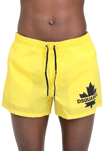 DSQUARED2 Shorts mare gialli da uomo con stampa logo sul davanti foglia nera logo nero. Vita con coulisse elasticizzata con cordini neri. Lunghezza sopra il ginocchio. Fodera slip interna. Tasche laterali. Il modello è alto 187 cm e indossa una taglia 48. Si consiglia un lavaggio a mano. Collezione primavera estate