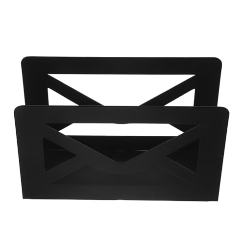 Organizador de correo contra el desorden de cartas en el escritorio de la oficina