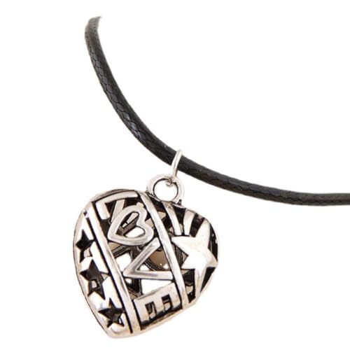 Pendentif en forme de balle contre les bijoux ternes : un collier d'homme rétro en acier robuste