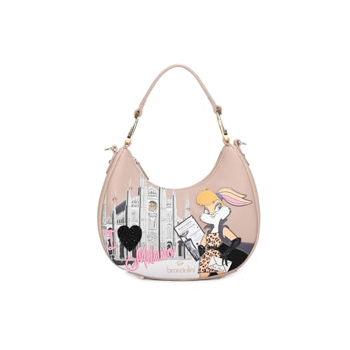 Borsa hobo con manico singolo e tracolla removibile per una doppia portabilità. La silhouette arrotondata è arricchita da una vivace stampa ispirata a Milano, con Lola Bunny protagonista in una scena fashion davanti al Duomo. Patch glitter, dettagli 3D e scritte ricamate completano il design con un tocco glamour e ironico. Un accessorio originale per chi ama distinguersi con stile e personalità.