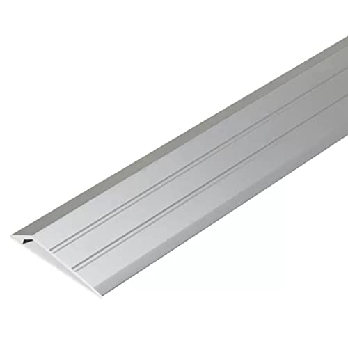 Bande de transition en métal gris pour combler l'espace sous une porte de chambre