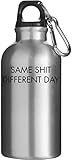 Same Sh*t Different Day - Botella de agua con mosquetón (500 ml), color plateado