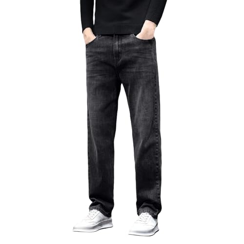 Vestibilità comoda su fianchi e cosce, con gamba dritta. Si adatta alla vita. Tessuto chino in misto cotone di facile manutenzione con superficie antipiega e morbido al tatto. Questi pantaloni non sono antipiega, ma trattati con una finitura antipiega per una facile manutenzione. Il chino con parte anteriore piatta offre un look versatile e misurato e comfort per tutto il giorno. Tasche anteriori oblique e tasche posteriori con bottoni