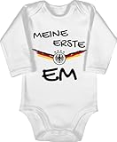 Optimal zum Anlass Fußball-WM 2026: Dir fehlt noch ein passendes Geschenk zur WM? Oder suchst du gerade nach „meine erste em body“? Überrasche deine Kleinen mit dem passenden Geschenk für dieses Ereignis und mache mit unserem Design eine Freude.