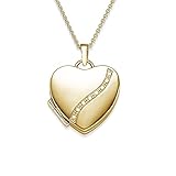 DETAILS: Das Herz Medaillon *Treasure* by AMOONIC besteht aus Gelbgold vergoldetem 925er Silber. Die Kettenlänge ist variabel von 45cm-50cm. Das aufklappbare Foto Medaillon ist mit 2 Fotos bestückbar und kann mit Ihrer Wunsch-Gravur versehen werden.