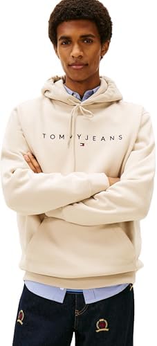Ein Mann trägt einen stylischen Tommy Jeans Hoodie Linear Logo in einem urbanen Umfeld.