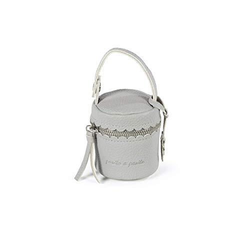 Pasito a Pasito. Funda Portachupete de Bebé Biscuit. Asa de mano con broche lateral para colgar en el cochecito o bolsa de maternidad. Eco-leather tipo vacuno Color Gris. Medidas: 8 X 9 X 8cm.