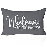 Design accueillant : accueillez vos invités avec chaleur en utilisant cette housse de coussin de 30,5 x 50,8 cm avec le message invitant « Welcome to Our Porch » dans un script élégant.