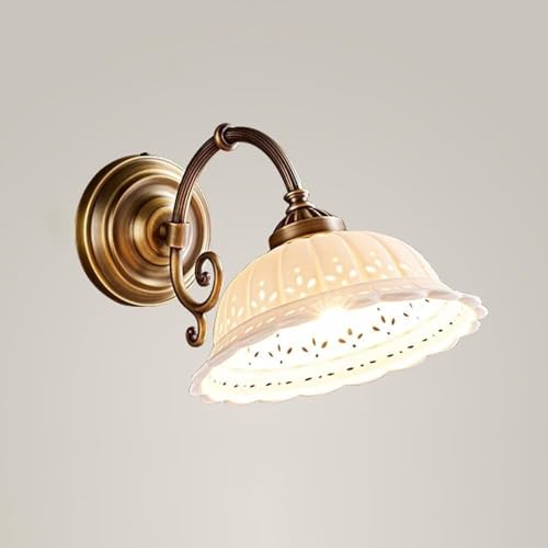 Applique da Parete Vintage in Stile Country Francese - Elegante Lampada in Ottone Anticato a 1 Luce con Paralume in Ceramica arricciata, Perfetta per Camera da Letto, Soggiorno e corridoio.