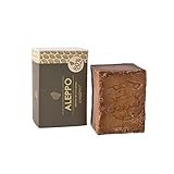 Nuestro jabón de Alepo está elaborado a mano: el aceite de oliva se cuece a fuego lento; a esto le sigue la adición de agua de manantial y aceite de laurel prensado en frío. La mezcla resultante se trabaja a mano y se deja reposar durante 18 meses.