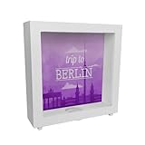 Hochwertige Rahmen-Spardose aus Holz. Einfache Geldentnahme an der Unterseite.Die Spardose besteht aus hochwertigem, weiß lackiertem Holz und einem Kunststoff-Sichtfenster. Das Motiv auf der Innenseite ist auf eine hochwertige Aluminiumplatte gedruckt.Höhe ca. 16,5cm, Breite ca. 16,5cm und Tiefe ca. 5 cm. Der Geldeinwurfschlitz misst 4,5 cm. Die Rückwand der Spardose kann wie bei einem Bilderrahmen geöffnet werden und das darin liegende Motiv (ca. 15,1cm x 15,1cm) ausgetauscht und durc...