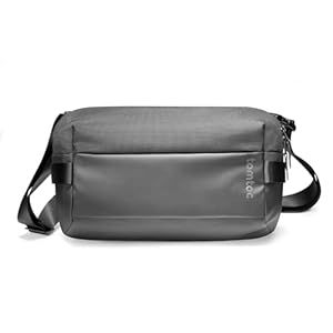 tomtoc Herren Schultertasche Umhängetasche Passt 2025 11-Zoll iPad Air M3 M2, iPad A16, 2024 11-Zoll iPad Pro M4, 7 Liter Crossbody Messenger Bag Shoulder Bag für Alltag, Arbeit, Freizeit, Schwarz