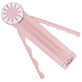 【Découpeuse Rotative 12 en 1】: Cette découpeuse rotative 1 en 1 est équipée de 12 lames de découpe pour libérer votre créativité. Essayez des lignes droites, des perforations 12 - en - 1 et divers motifs ondulés pour un design unique. Idéal pour améliorer votre collection d'outils de scrapbooking.