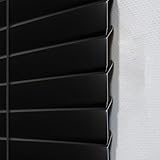 Nettoyage simplifié ! Fini les rideaux poussiéreux ! Chaque lamelle de nos stores imitation bois se nettoie facilement avec un chiffon humide. Un nettoyage rapide et vous pourrez profiter de la vue en un rien de temps !