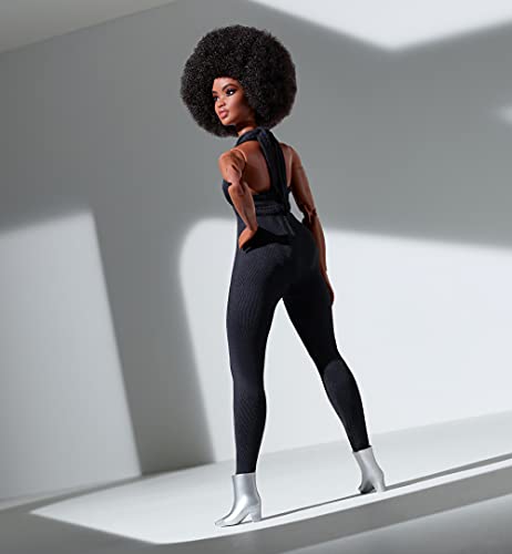 Barbie GTD91 - Signature Looks Puppe (curvy, brünett), bewegliche Modepuppe mit schwarzem Jumpsuit, Spielzeug ab 6… – Bild 6