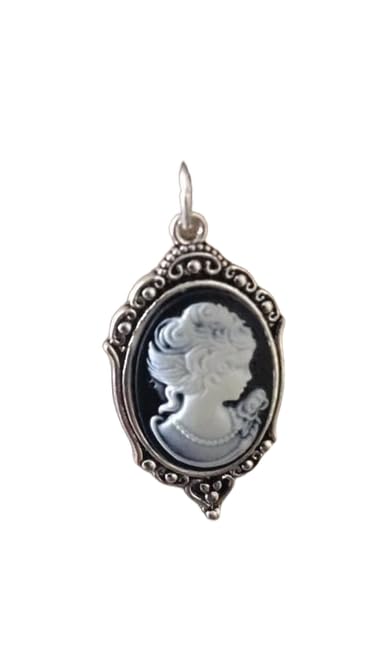 Pendentif cabochon camée Madame de Pompadour en porcelaine ciselée