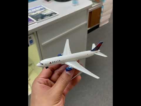 Daron Toy Airplane – Delta Air Lines – Die-Cast Metal Model Airplane Toy with Plastic Parts for Kids Ages 3+ by Daron - Image 8