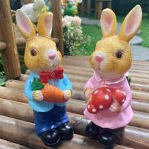 Statues de jardin lapins en résine x2 avec carotte et champignon