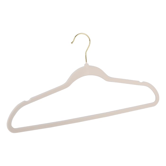 Cintres antidérapant en velours Alpina de couleur crème avec finitions dorées chic