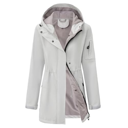 Veste softshell pour femme active : rando et pluie en forêt au chaud