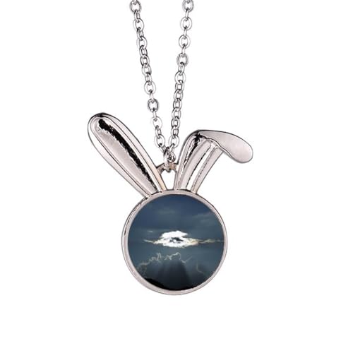 Collier avec pendentif lapin gris blanc style géométrique